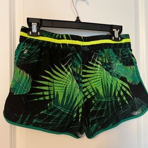Small, Fabletics Tyson Tropical Shorts. Super cute and sporty. Ideal for summer!